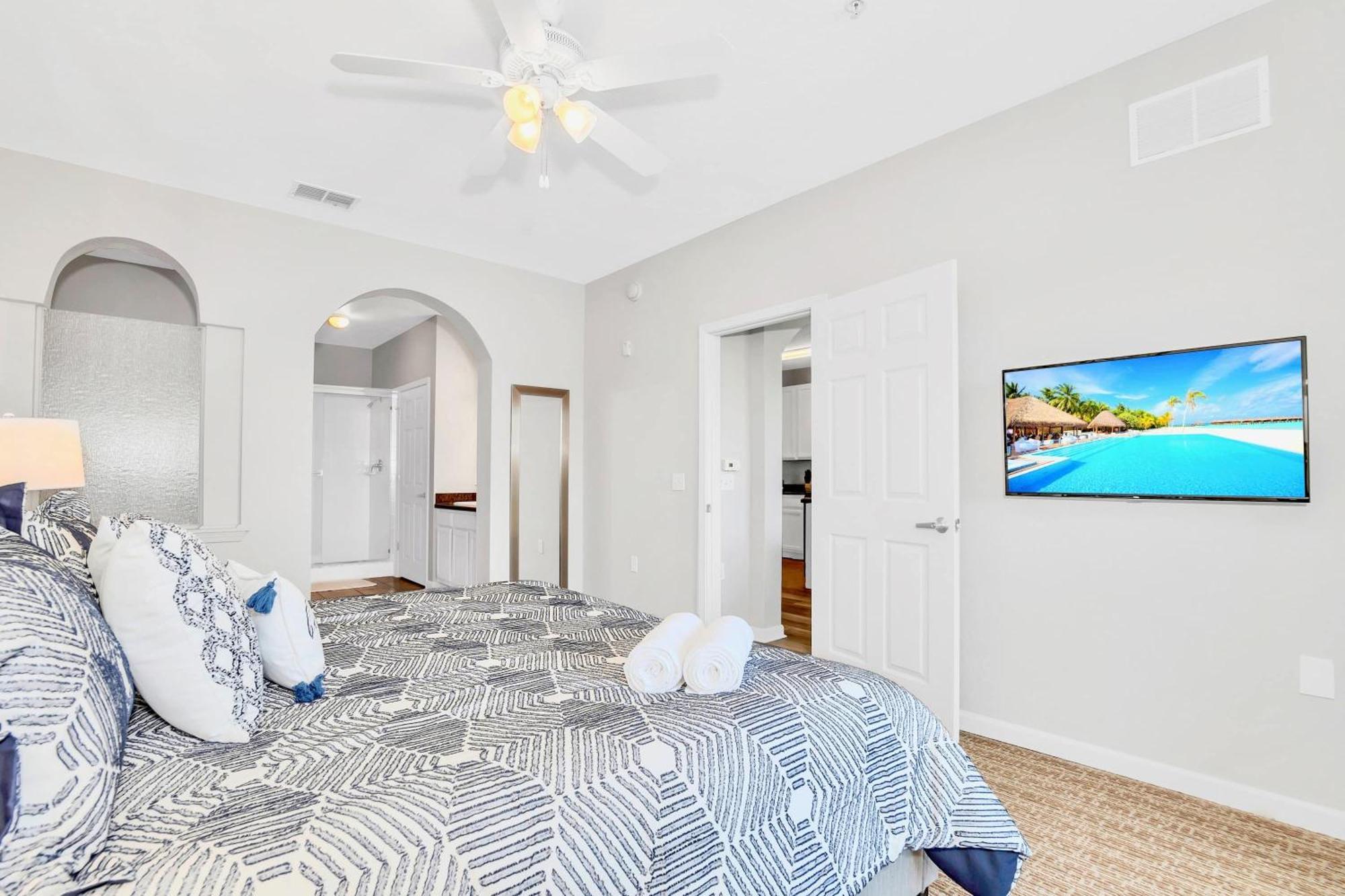 Apartment Spacious 3br With Pool & Hot Tub Near