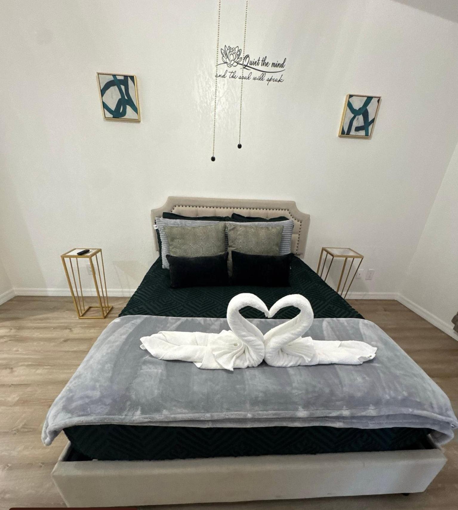 Oasis 2br Parks Fast Wi Fi Pool Gym Free Parking Workspace Free Cable Near Universal Apartment *