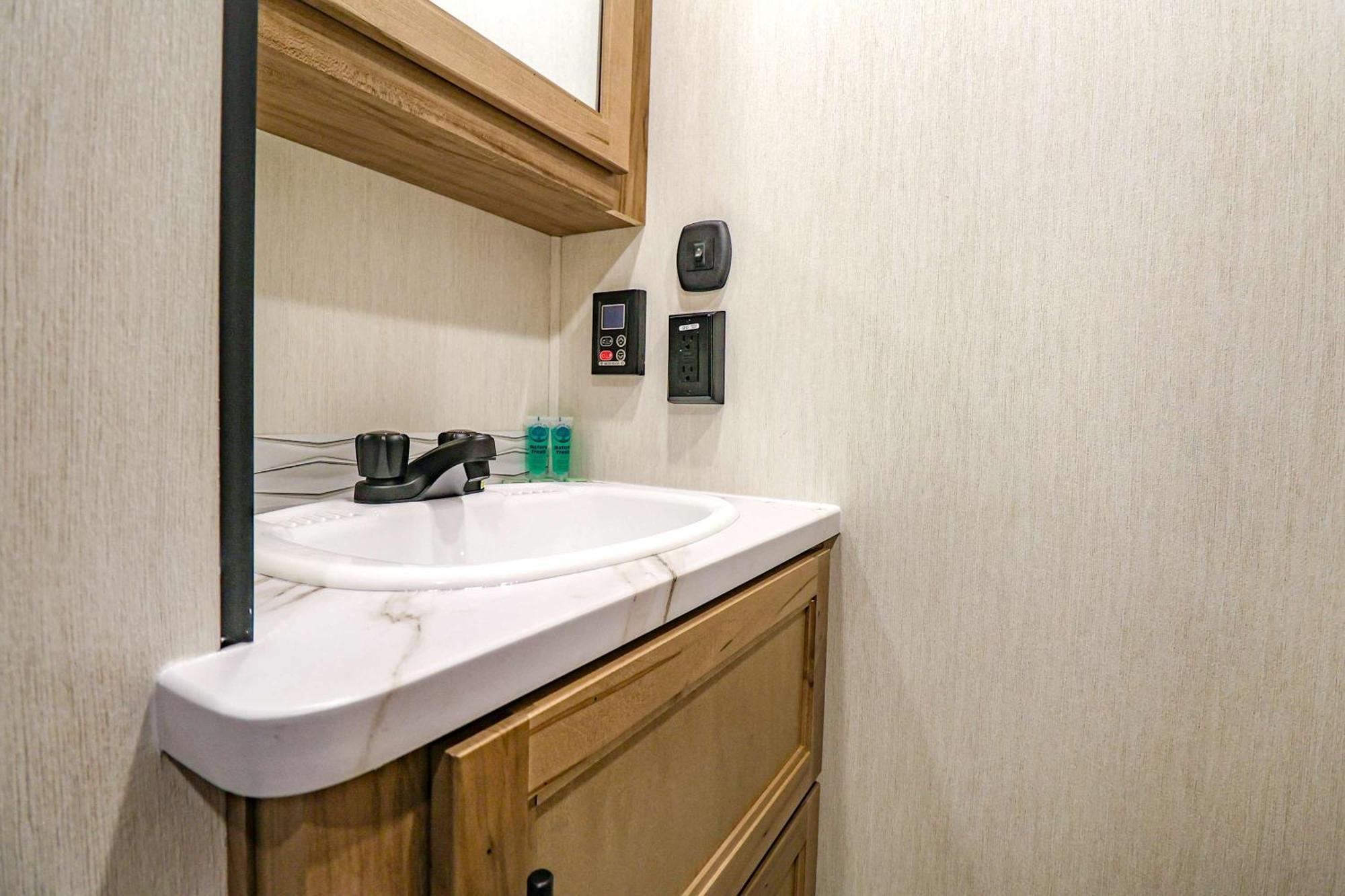 Funtropicaltinyhomegolfcartlake Holiday home *
