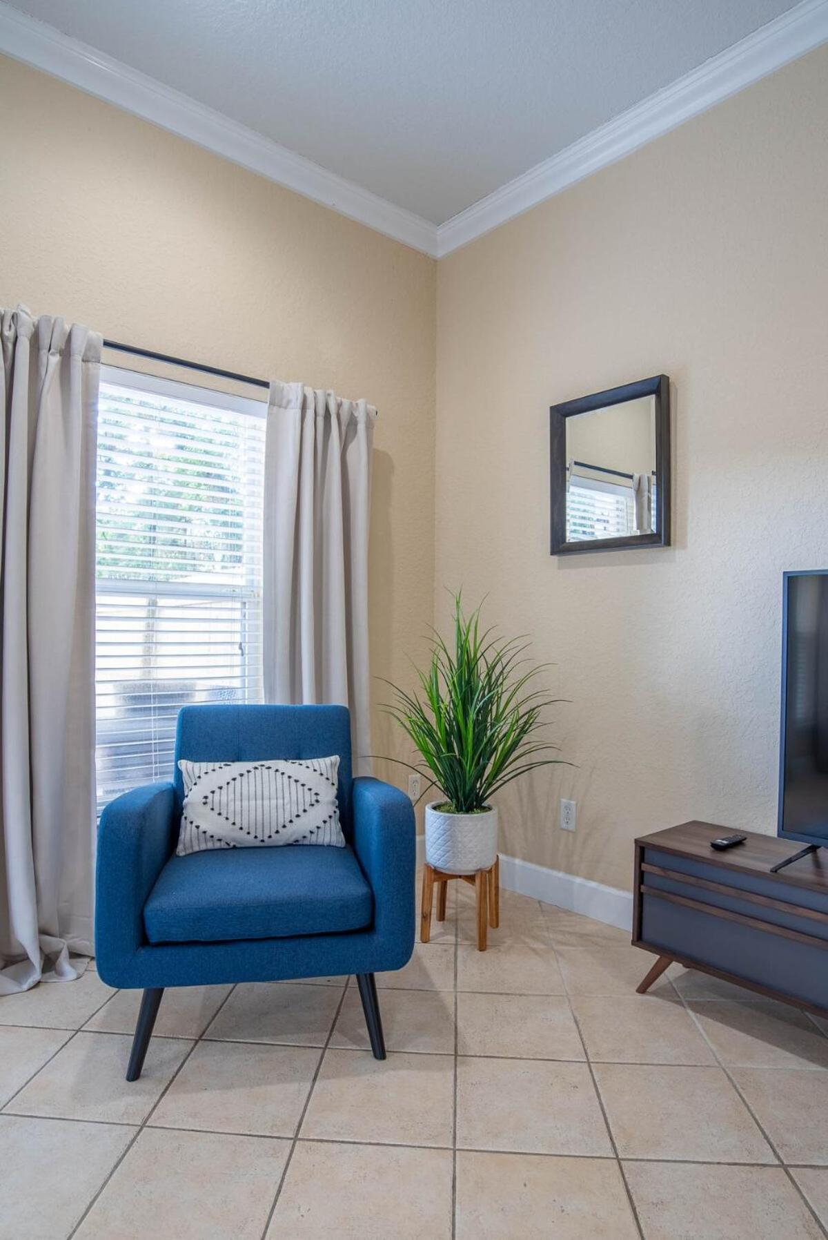 Modern Dt Home-king Size Bed-patios-long Stays-wifi Holiday home *