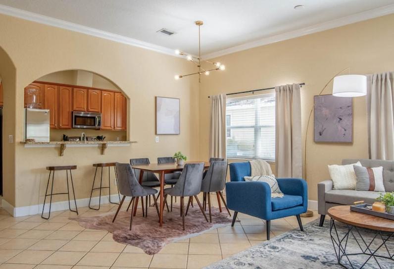 Modern Dt Home-king Size Bed-patios-long Stays-wifi