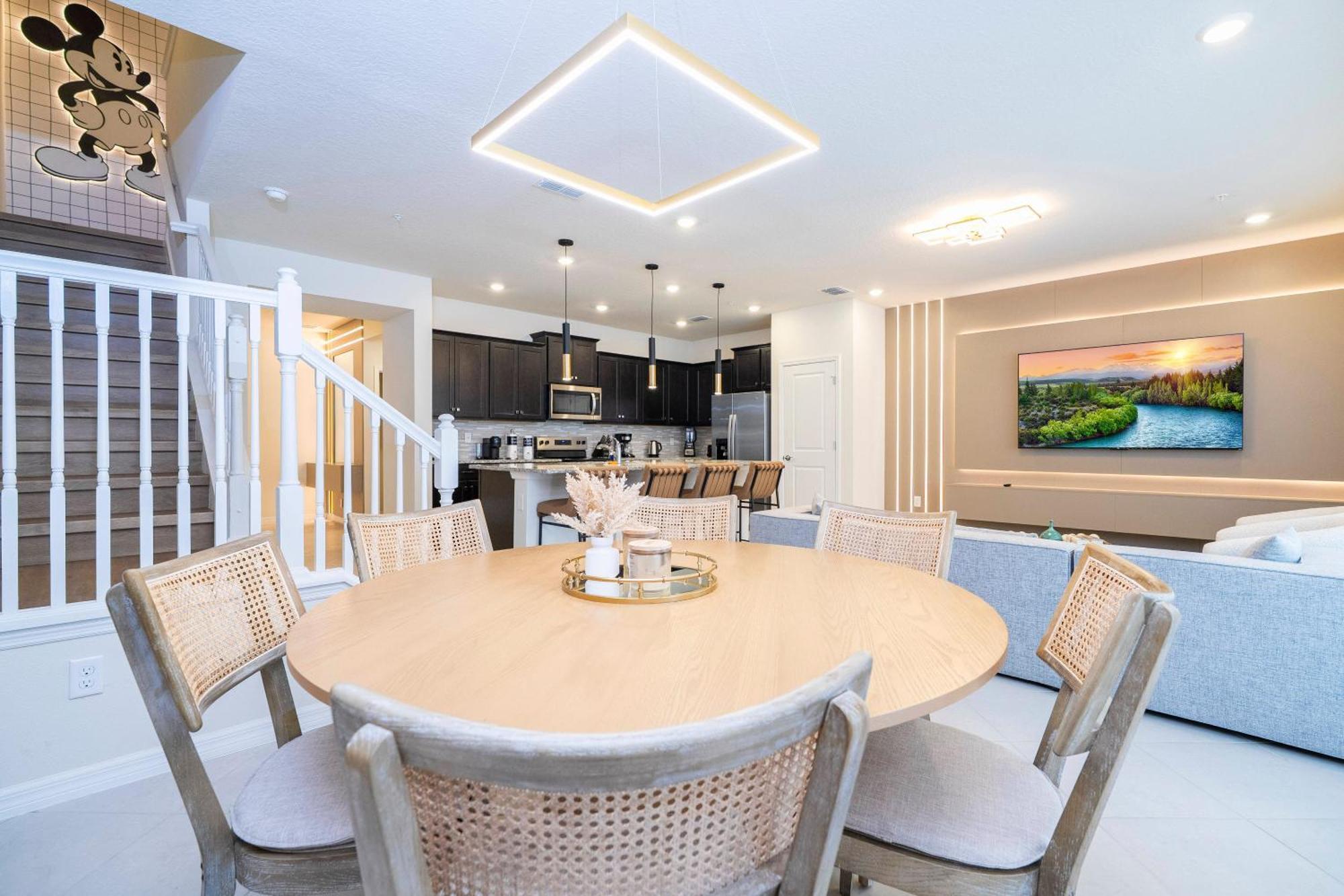 Gorgeous Townhome W 5bd Close To 1141 Orlando