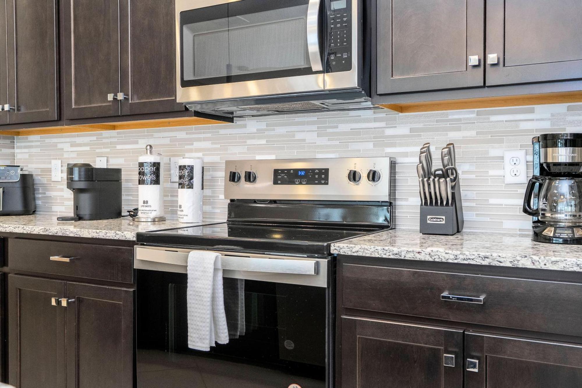 Gorgeous Townhome W 5bd Close To 1141 Holiday home *