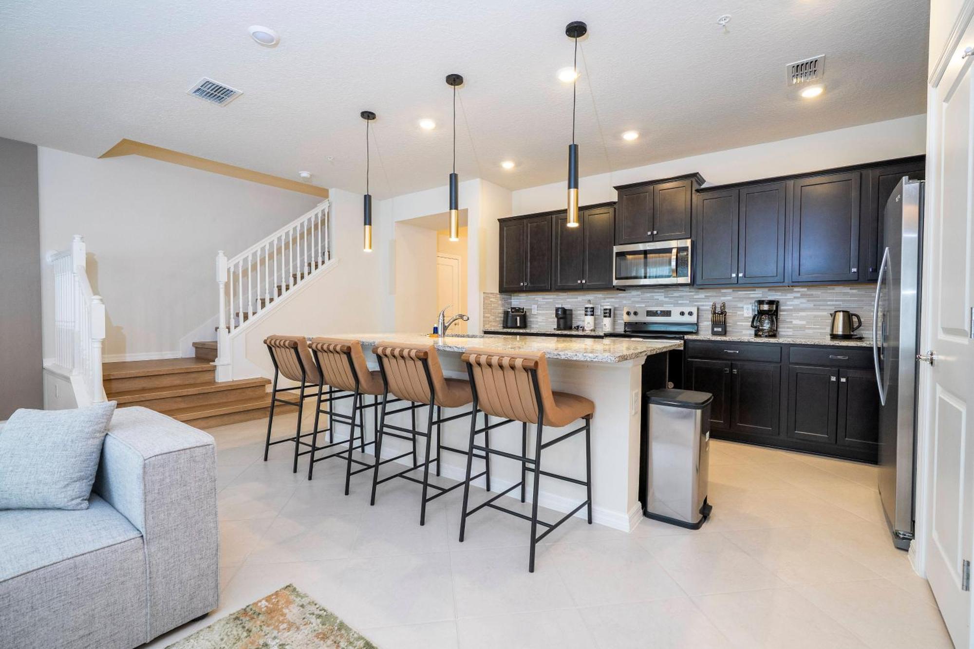 Gorgeous Townhome W 5bd Close To 1141