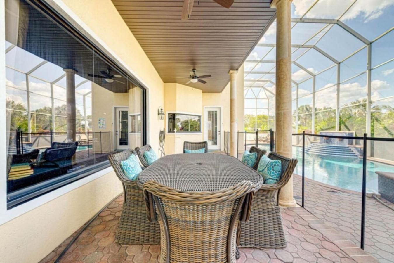 Luxury Pool - View *