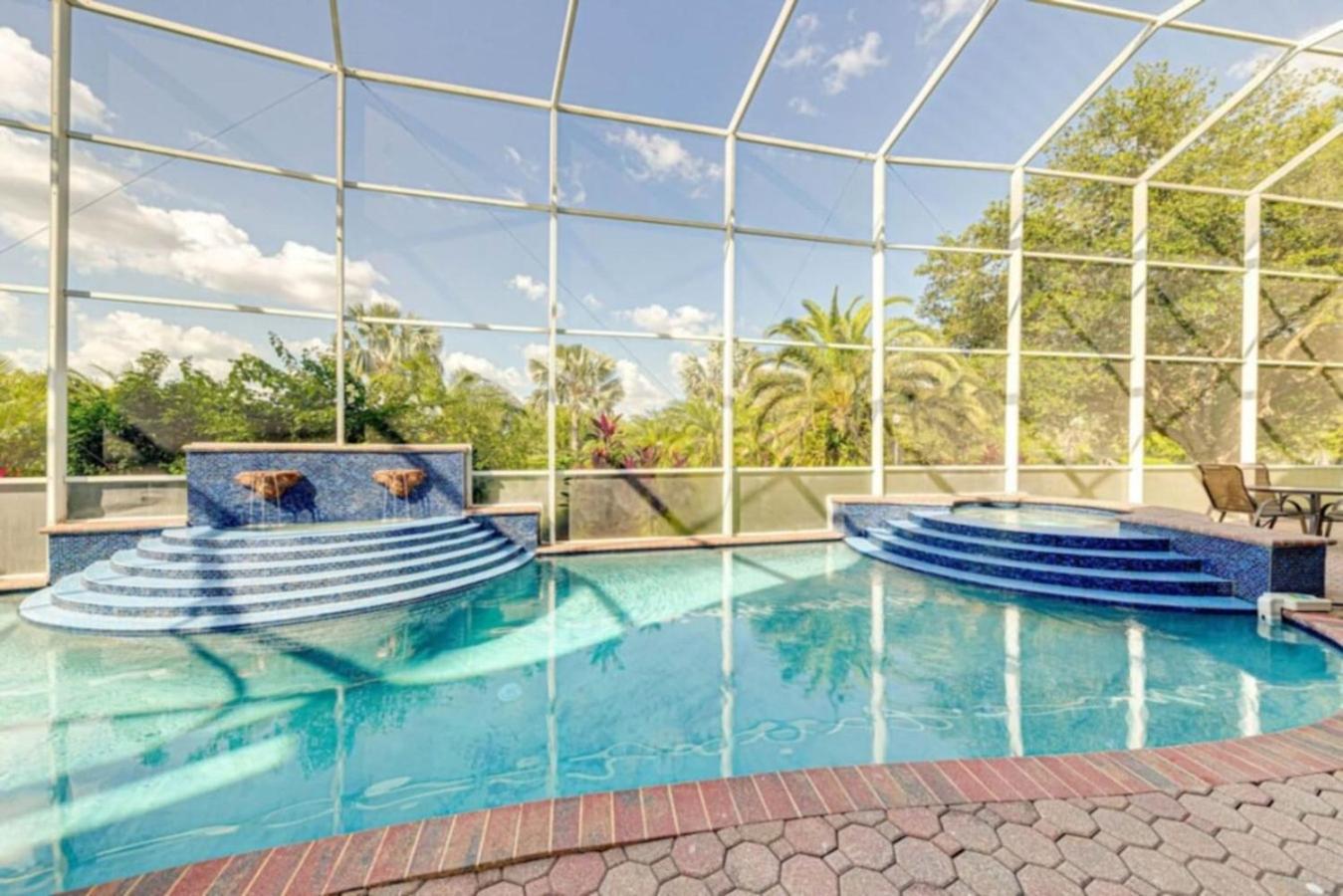 Luxury Pool - View *
