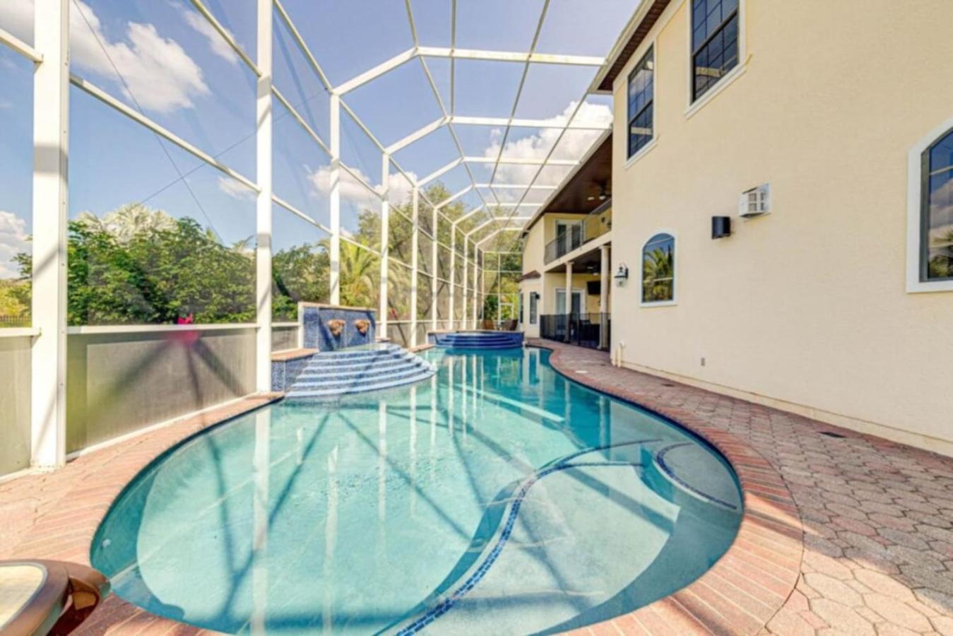 Luxury Pool - View *