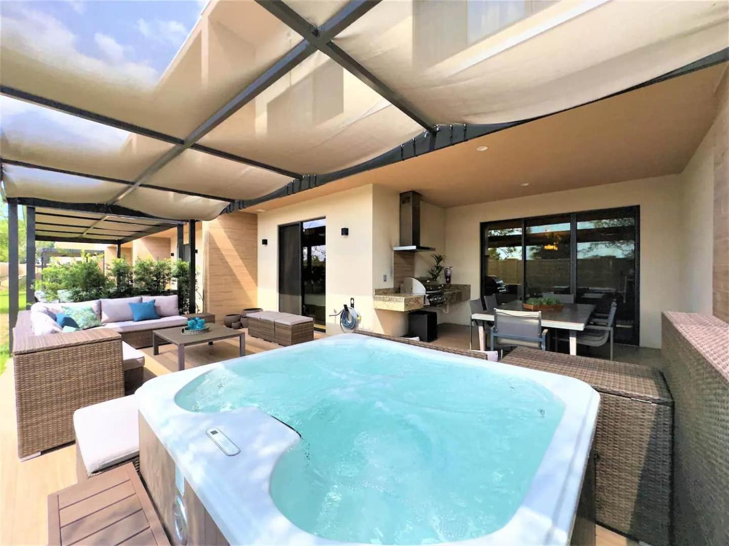 Holiday home Sophisticated 4 En W Private Hot Tub & Bb *