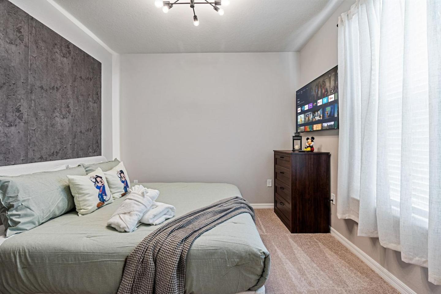 Stunning 5b45b, Heated Pool & Bbq