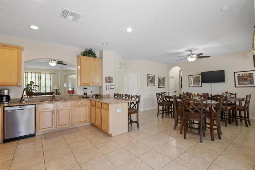 6-bedroom Luxury Near Villa Orlando