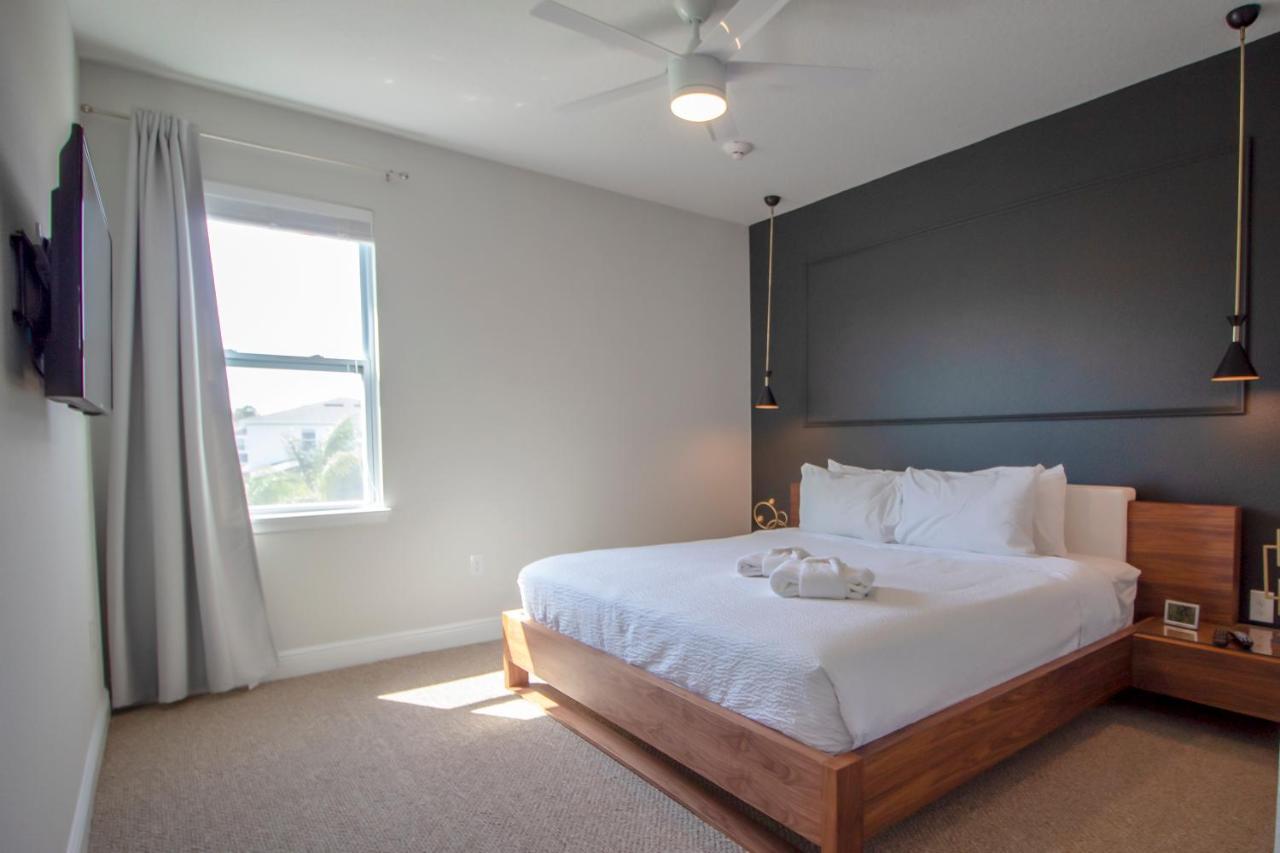 Holiday home 8 Bedroom Vacation With Pool 2107
