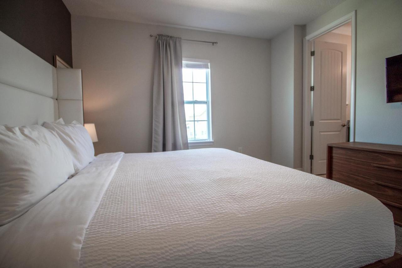 8 Bedroom Vacation With Pool 2107 Holiday home