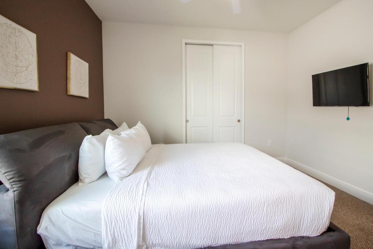 8 Bedroom Vacation With Pool 2107 Holiday home Orlando
