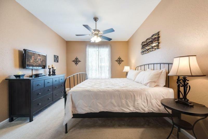 Lovely 3 Bedroom 2 Bath Area Orlando
