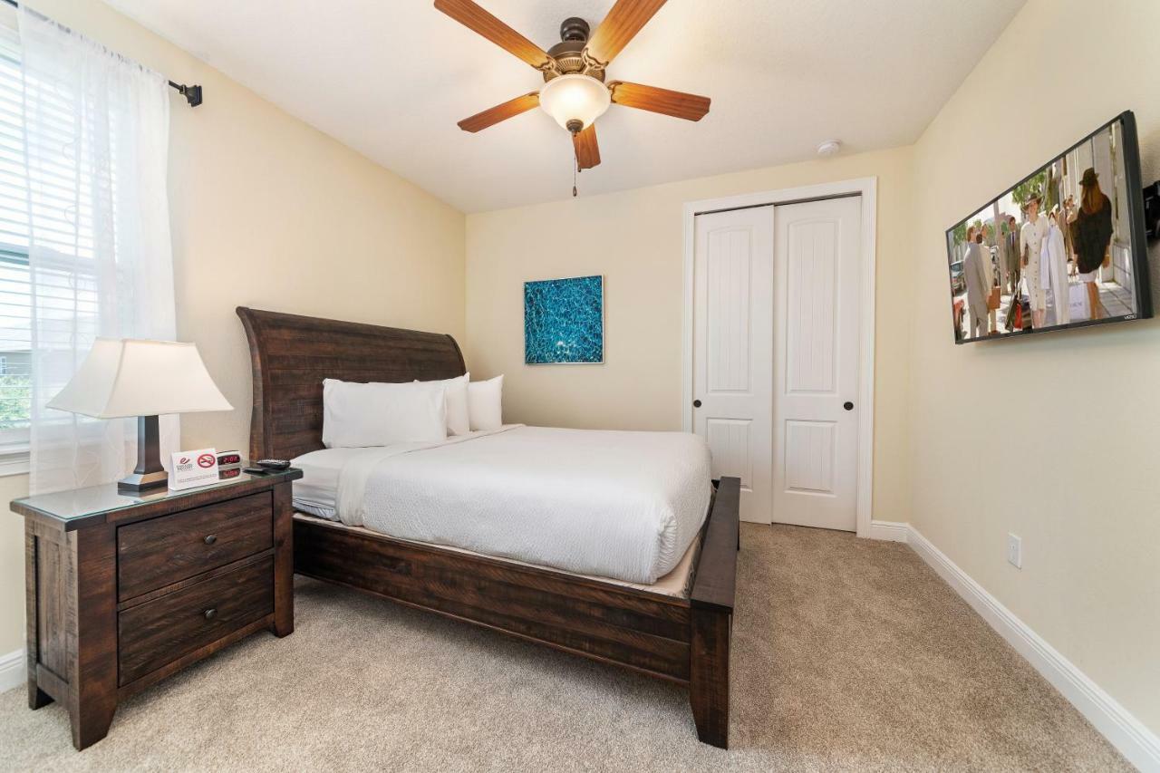 Lovely By Rentyl Near With Private Screened In Pool & Amenities - 430l Holiday home
