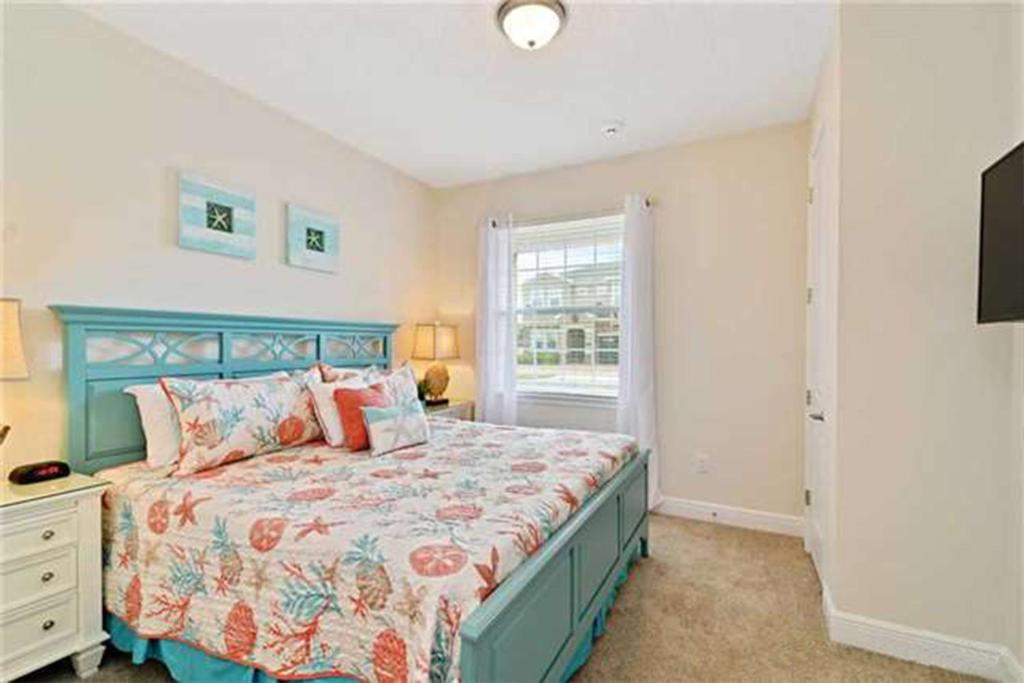 Holiday home 8 Bedroom Vacation With Pool