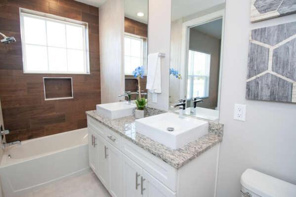 Villa 4 Bedroom 4 Ba Self Check-in Close To Theme Parks