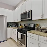 Luxury Resort W/ 4 Suites Plus Private Hot Tub
