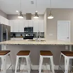 Luxury Resort W/ 4 Suites Plus Private Hot Tub