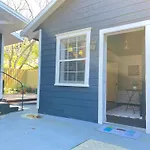 Lovely Spacious Guesthouse In Mills 50 District