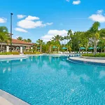 Gorgeous Top-Floor Condo W Private Balcony