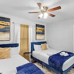 King Bd Charming 2-Storey Cottage W Privateyard
