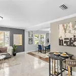 King Bd Charming 2-Storey Cottage W Privateyard
