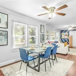 King Bd Charming 2-Storey Cottage W Privateyard