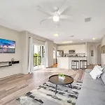 Spacious 2Br Condo W Pool & Hot Tub Near Disney