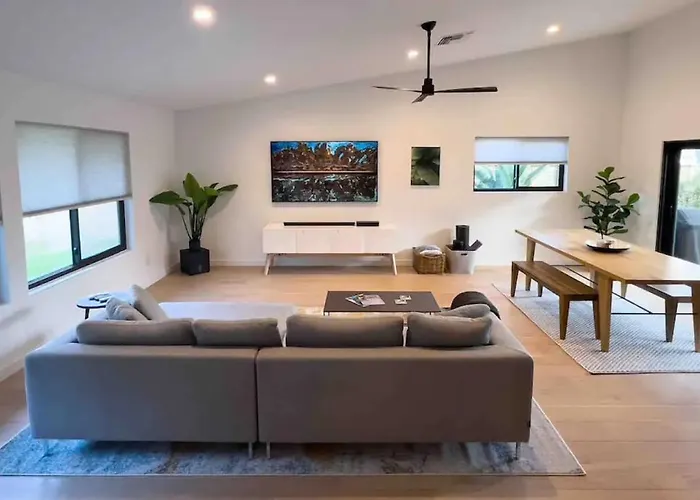 Stunning Modern Home In Hip Enclave Near Dt