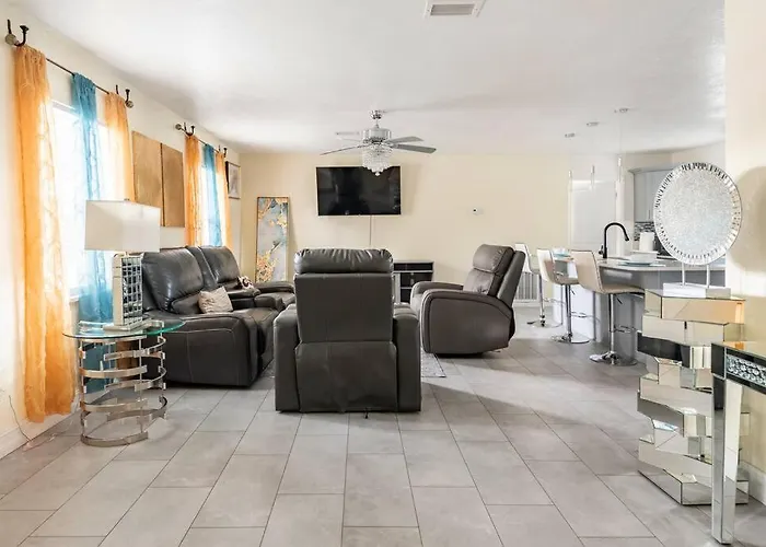 Modern 3Bedroom 2 Bathroom Home Near Universal