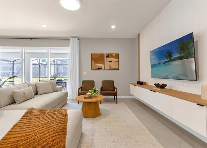 10 Bedrooms- 8 Bathrooms- Windsor Cay 16340 Sk