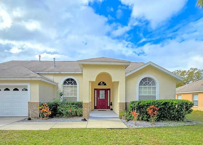 Joyful And Bright 4 Bedroom 3 Bathroom Pool Home