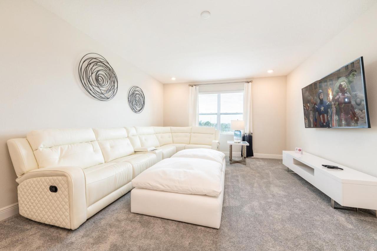 Gleaming By Rentyl With Theater Near - 209s Holiday home *