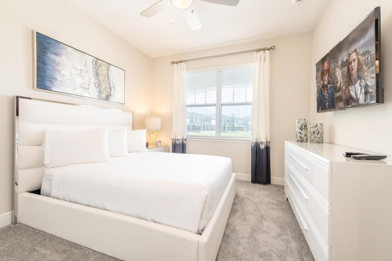 Gleaming By Rentyl With Theater Near - 209s Holiday home *