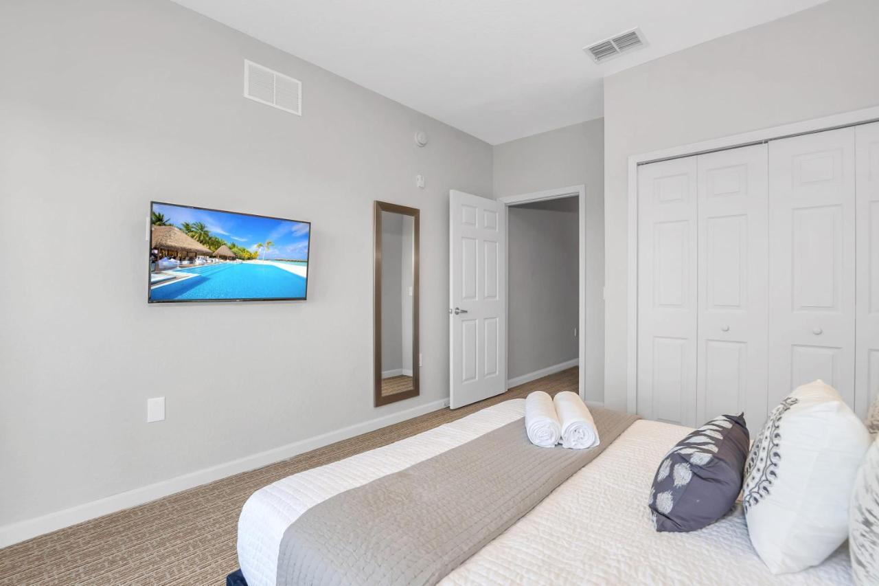 Near Disney - Stunning 3br - Pool And Hot Tub! Apartment *