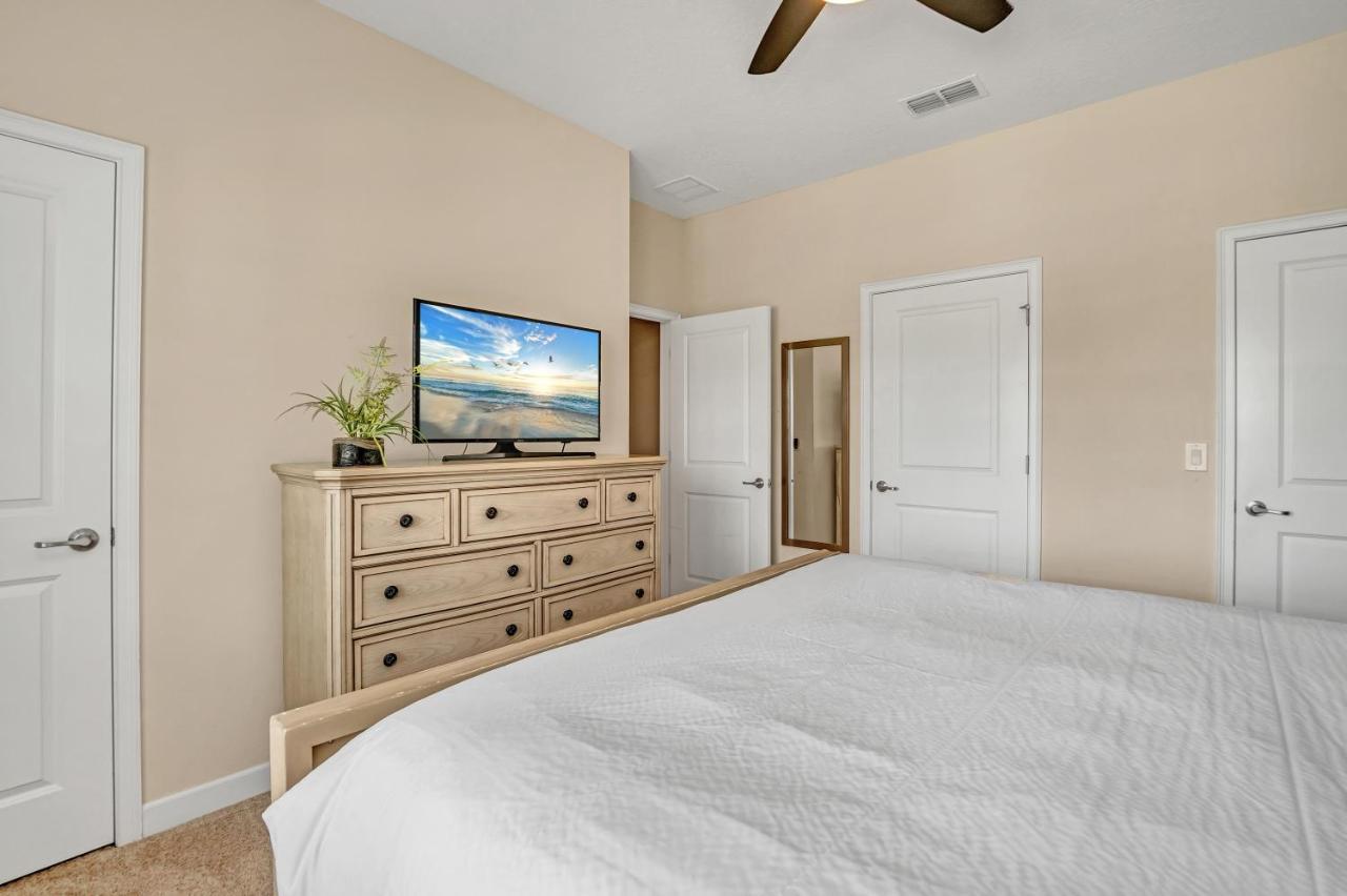 Lovely W Private Pool & Free Water Park Holiday home *