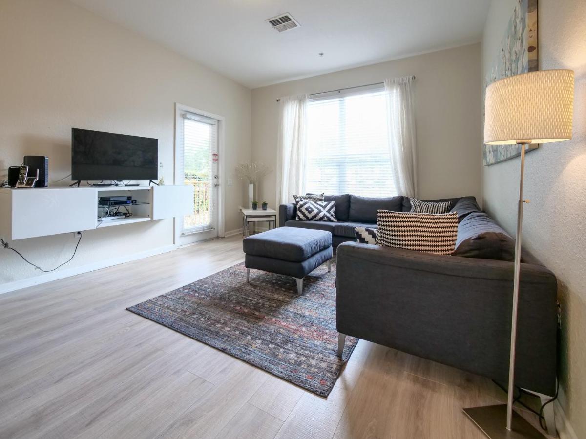Holiday home 3br 2bath Balcony 5min Conv Center 1388ft *