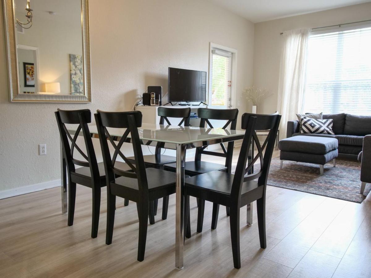 Holiday home 3br 2bath Balcony 5min Conv Center 1388ft