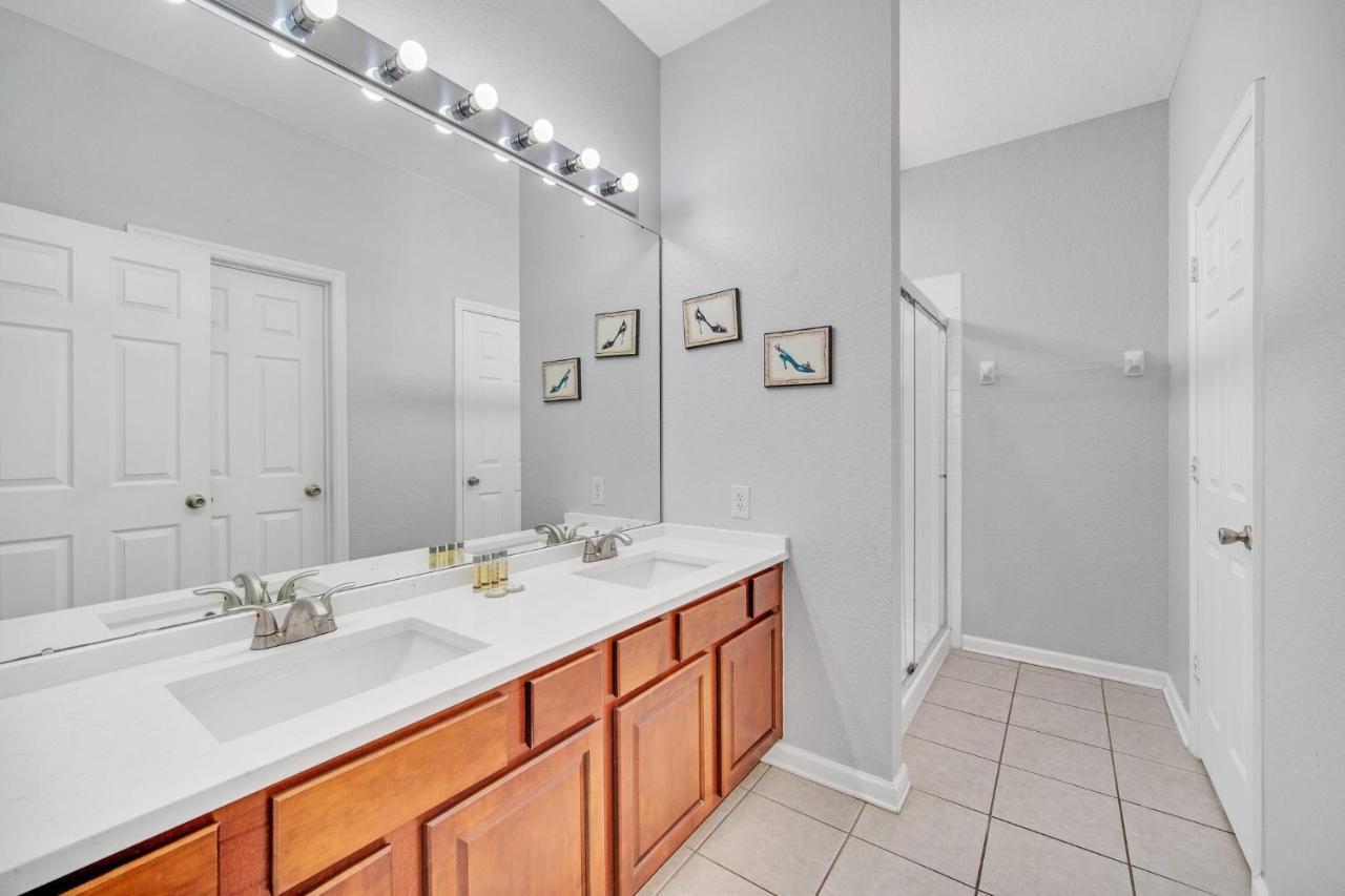 Holiday home Near Disney! Spacious 5br With Private Pool, Hot Tub And Theater!