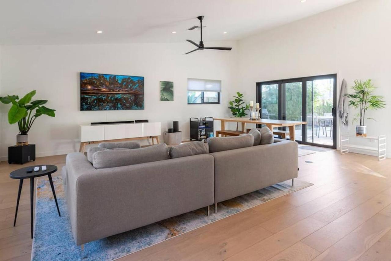 Stunning Modern In Hip Enclave Near Dt
