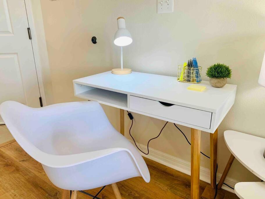 Apartment Walking Distance From Universal One Bedroom *