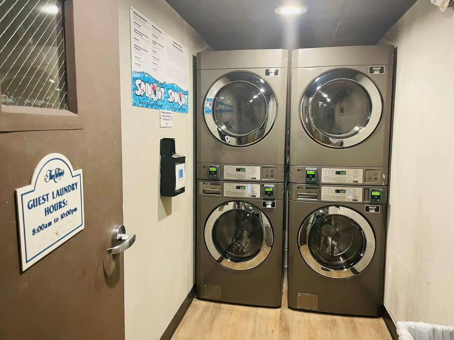 Gorgeous Near Parks And Convention Center Apartment
