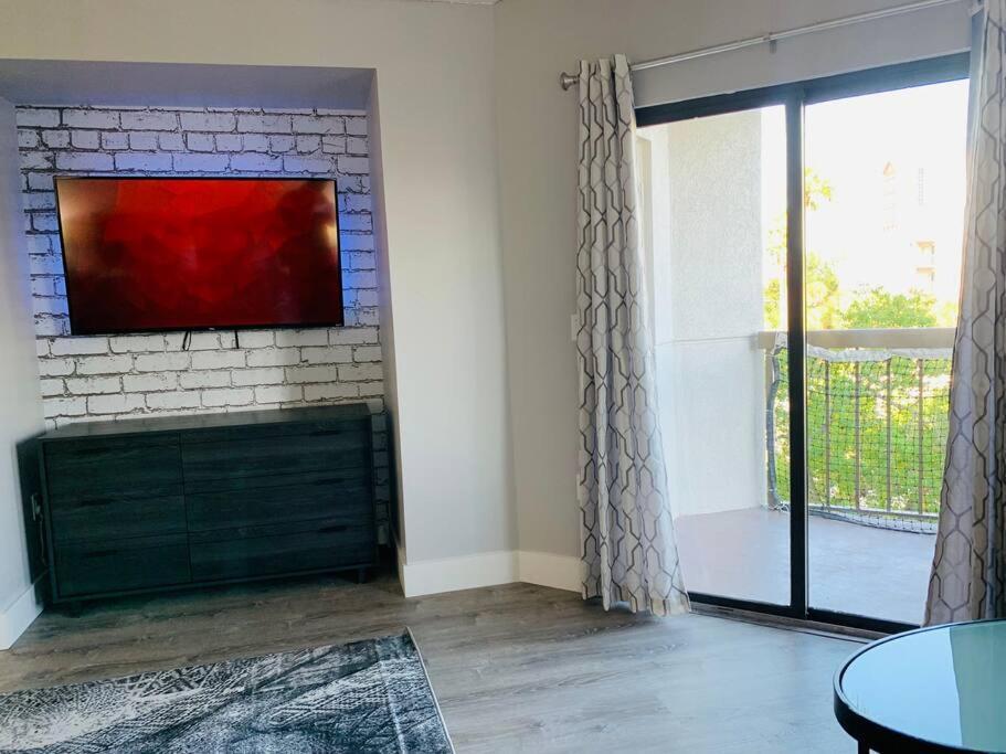 Gorgeous Near Parks And Convention Center Apartment