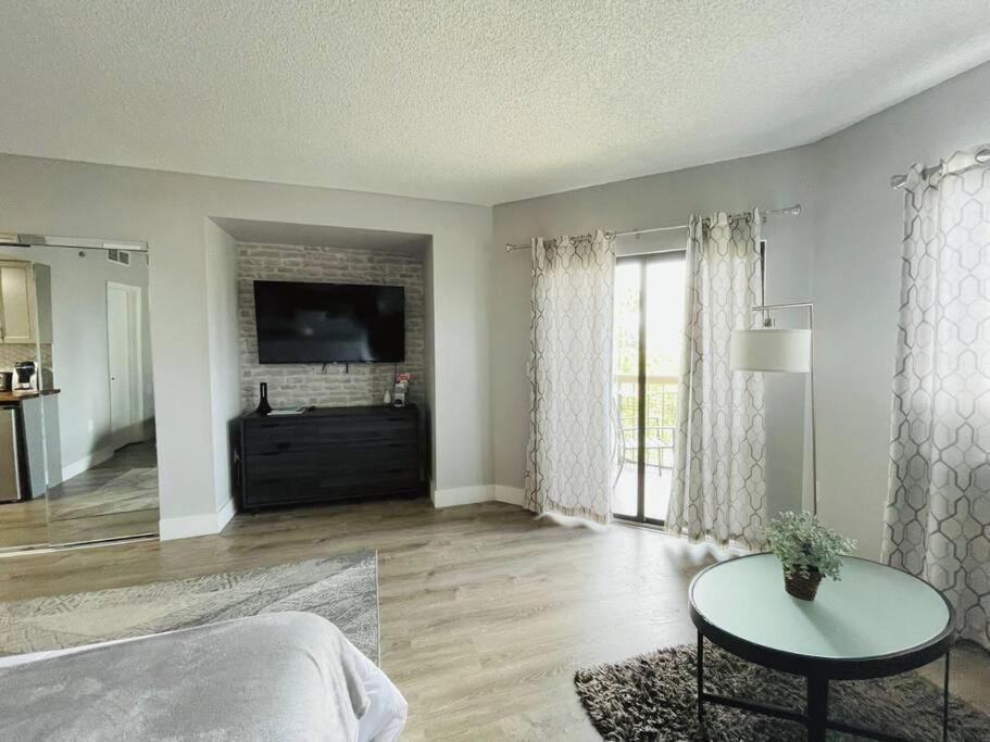 Gorgeous Near Parks And Convention Center Apartment *