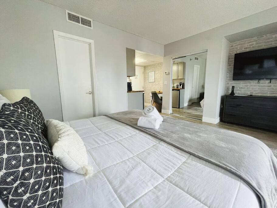 Gorgeous Near Parks And Convention Center Apartment *