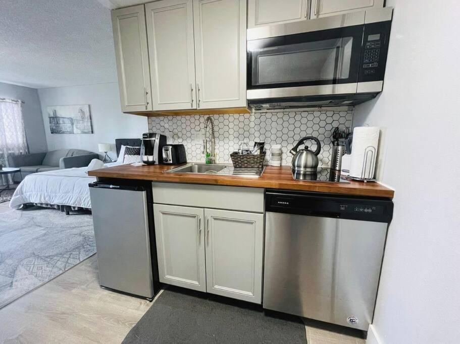Gorgeous Near Parks And Convention Center Apartment