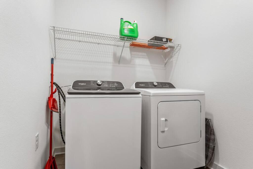 Apartment Complete Tranquil 10 Min To Parks Allows Pets, Resort-style Amenities *