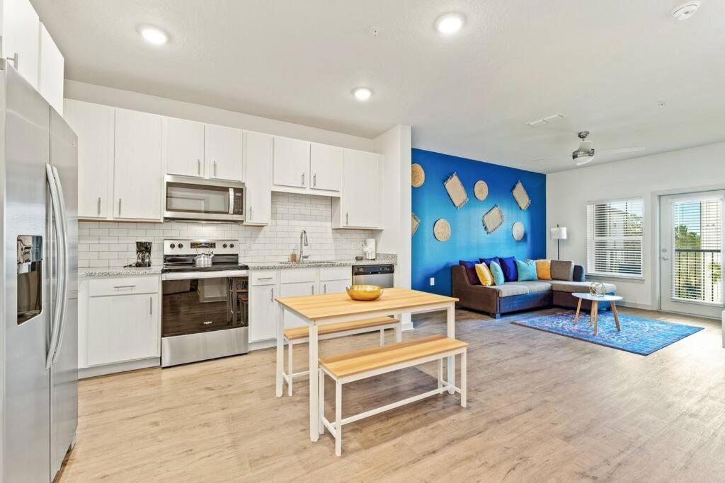 Complete Tranquil 10 Min To Parks Allows Pets, Resort-style Amenities