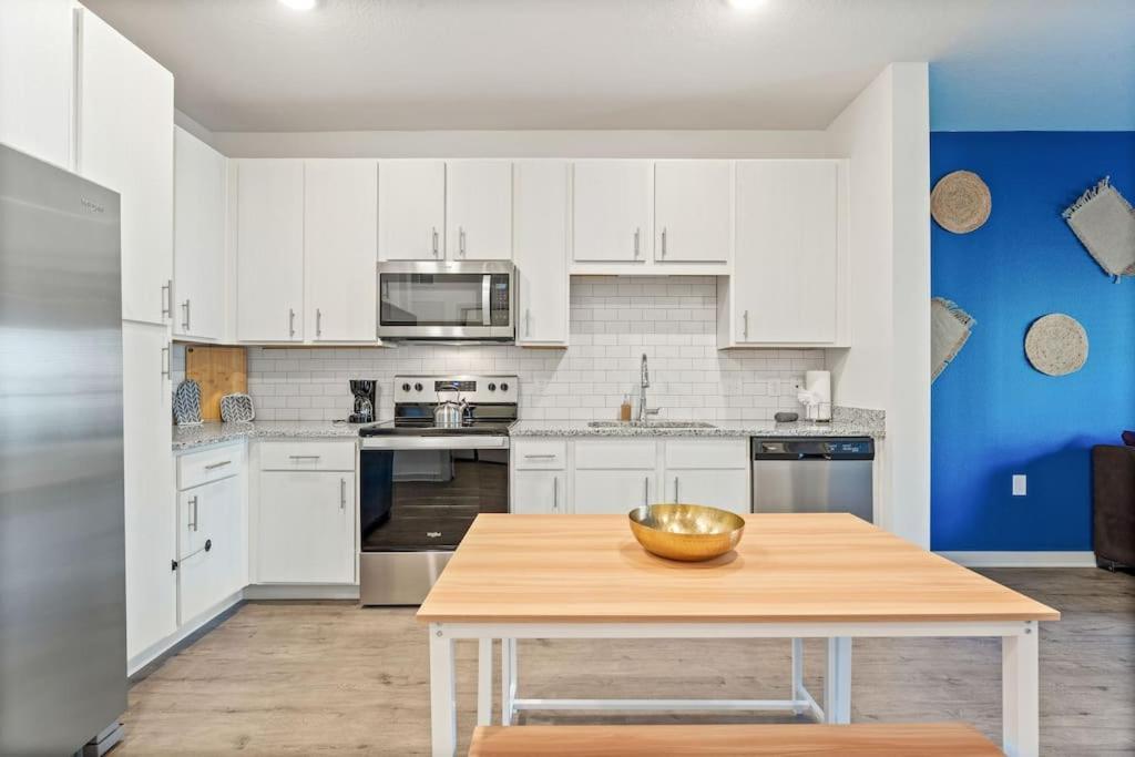 Complete Tranquil 10 Min To Parks Allows Pets, Resort-style Amenities Apartment